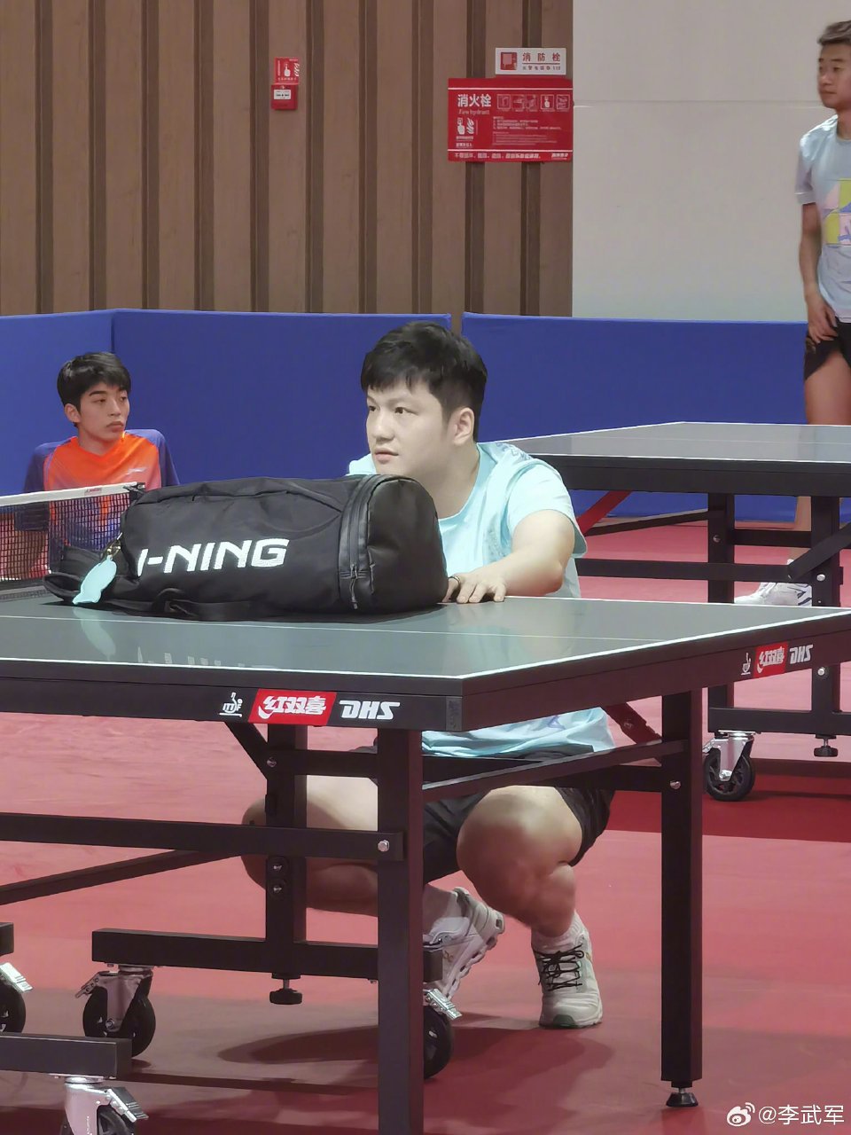 樊振东# #樊振东[超话]# 樊振东的新发型太有意思了,都不是一天一个