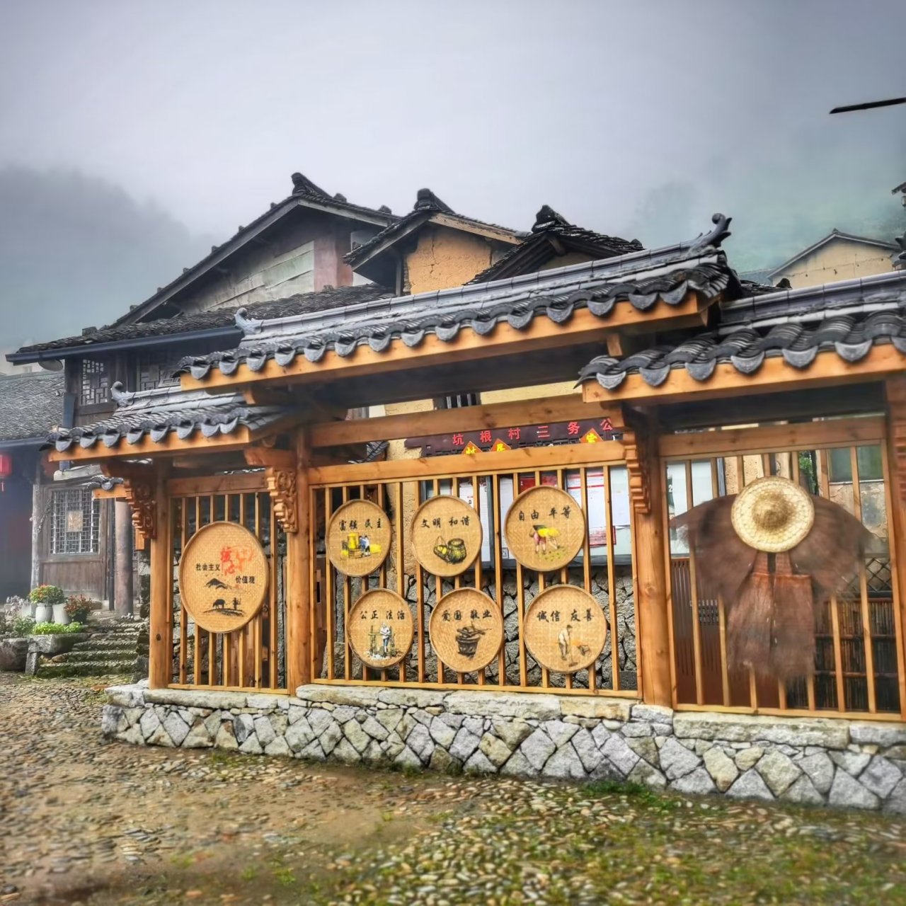 白银谷是云和梯田景区的核心区域之一,其中的坑根石寨坐落在青山秀水