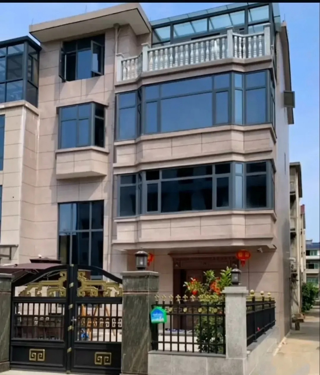 每次回到家看见农村的三层楼,挺心酸!