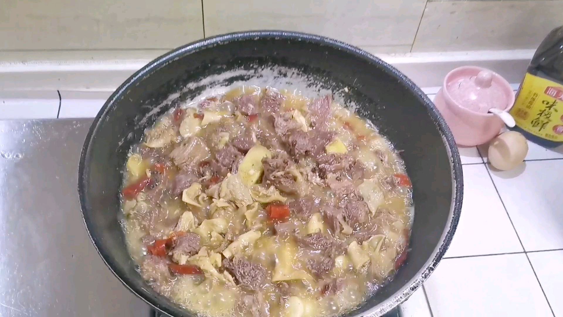 红烧麻辣牛肉和青椒鸡蛋饼,配上白酒,真舒服!