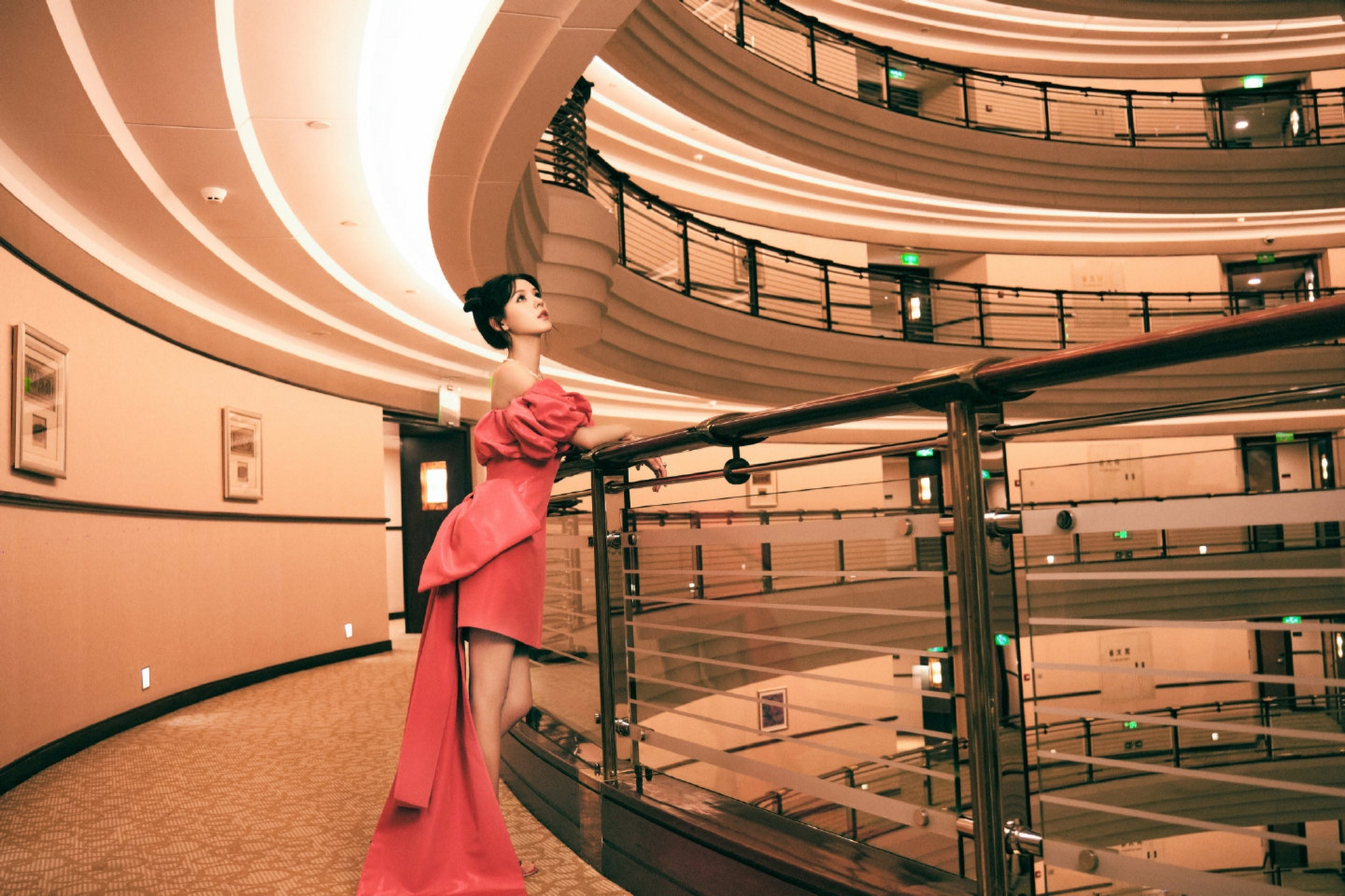 张予曦# 一袭粉红色抹胸裙,肤白貌美的容颜,甜美清纯,窈窕曼妙的刹哪