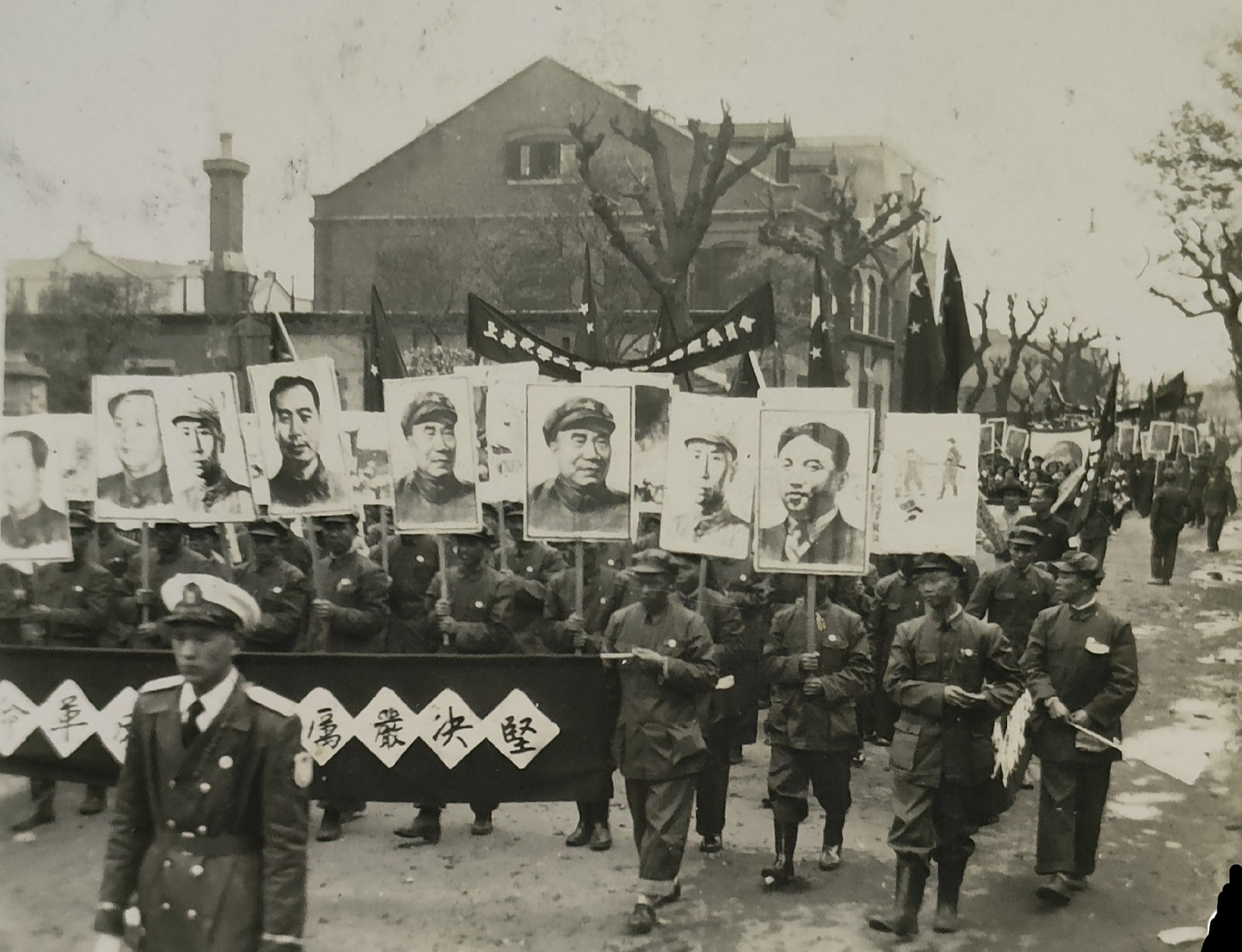 解放初期历史老照片～上海镇压反革命游行,举着领袖像.