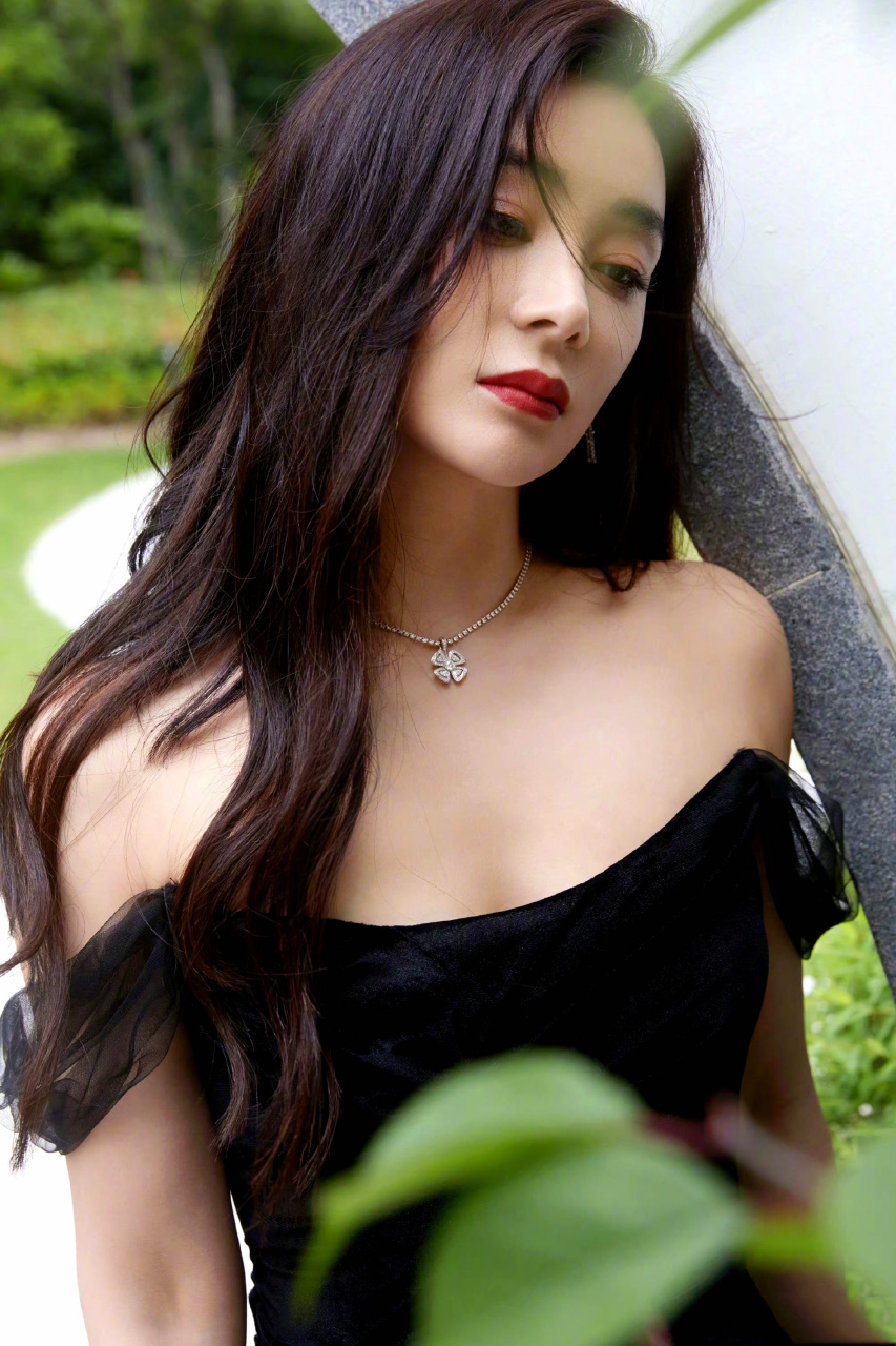 袁姗姗 一袭黑色抹胸裙 优雅温婉的气质 吸引人的大长腿 还有令人羡慕