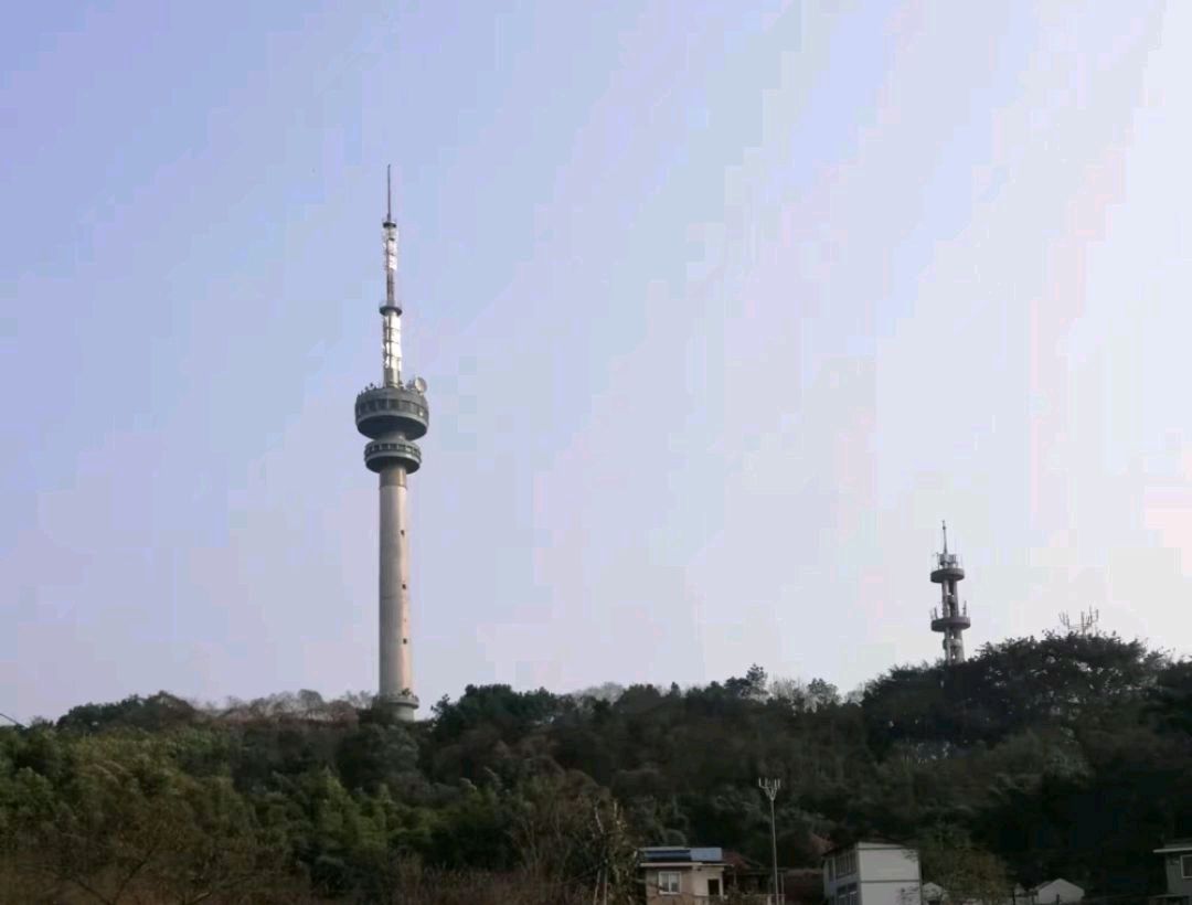 秋雨绵绵,雨雾中的自贡电视塔被云雾包裹,呈现出不同的美