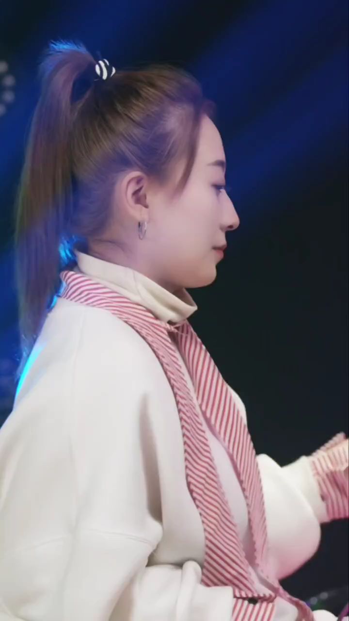 网红美女李雨婷深情演唱歌曲《雨蝶》,歌美人更美