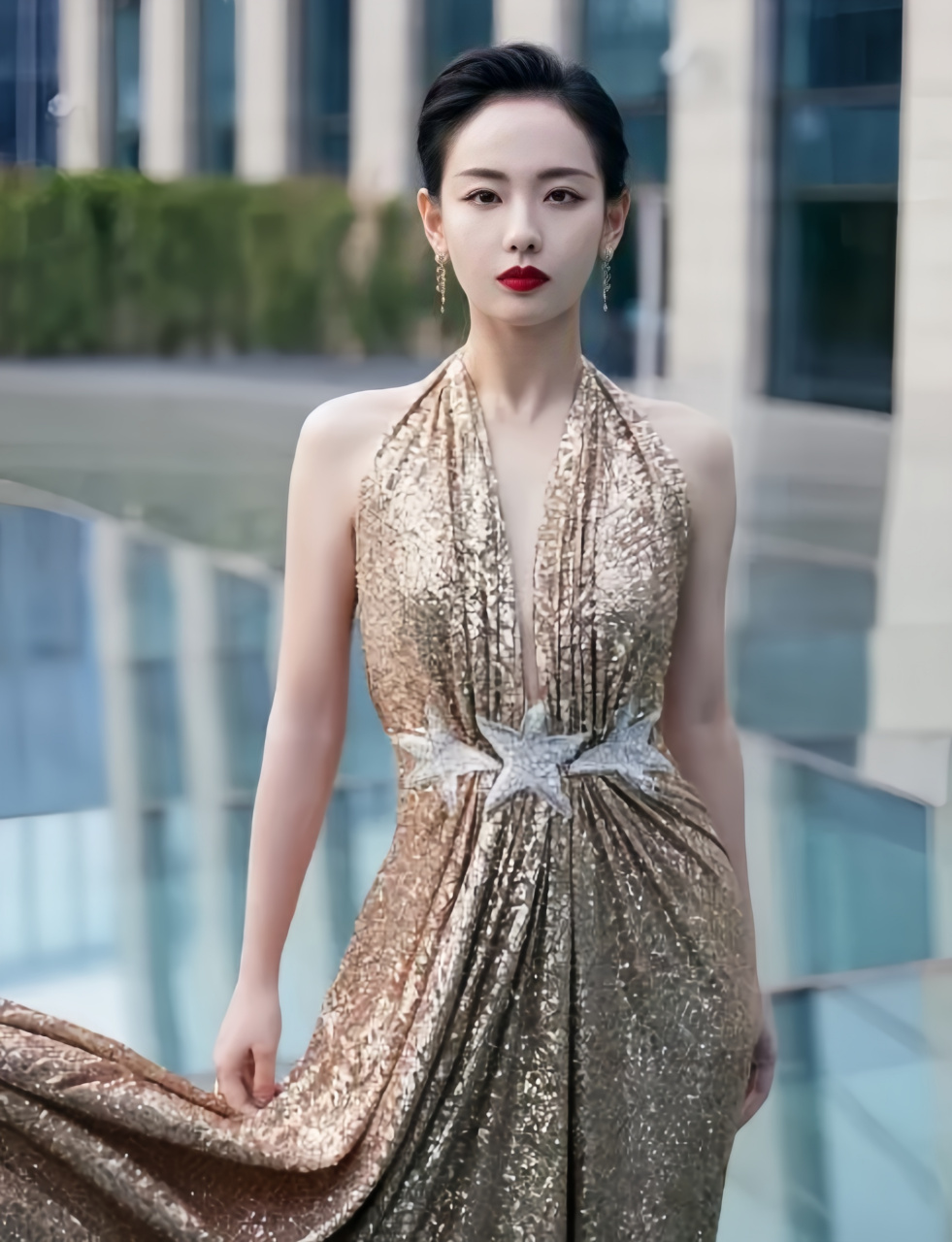 张嘉倪的这身穿着真是美得令人惊艳,她的身材和颜值简直无可挑剔.