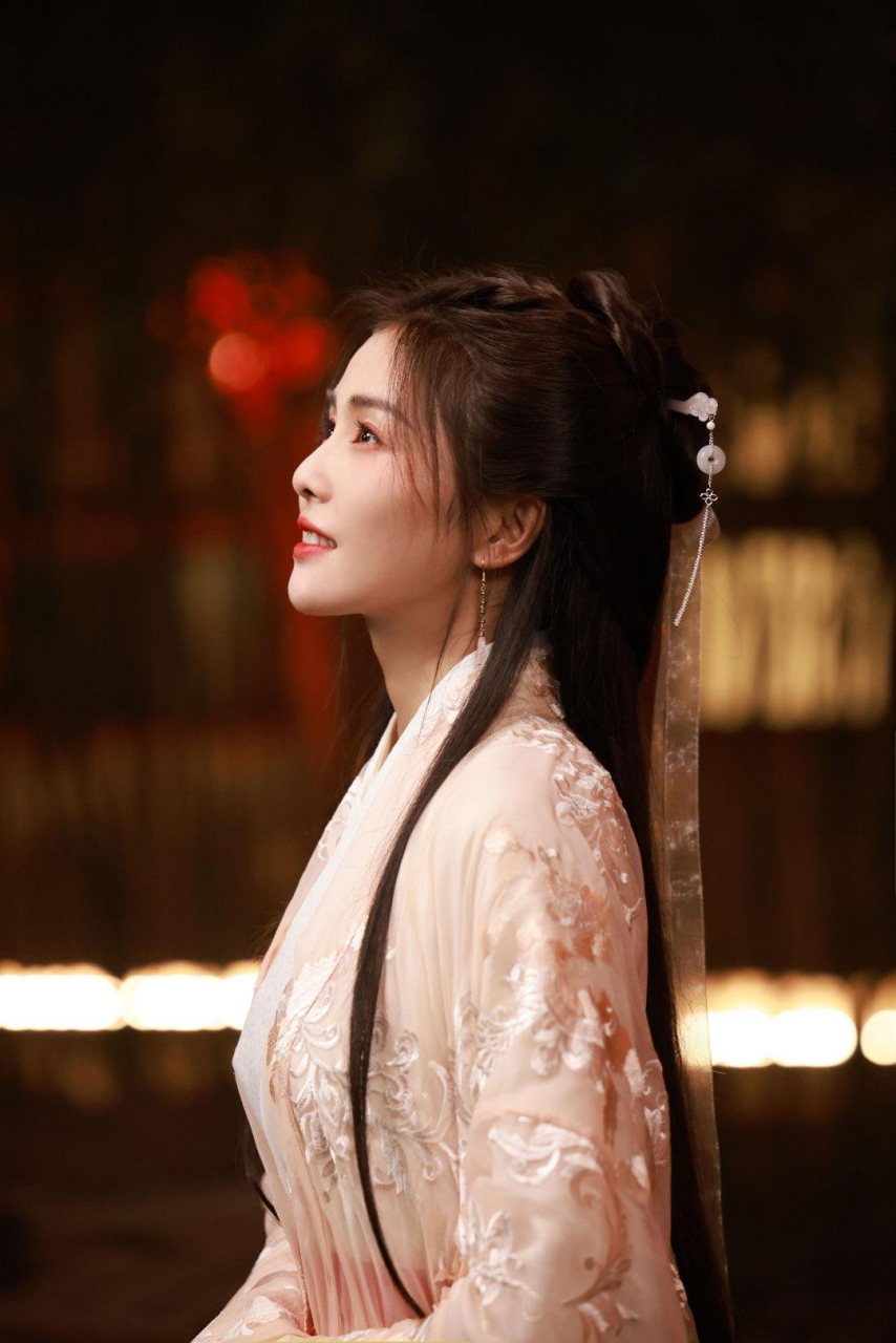 古风造型的白鹿,侧脸还是很"抗打"的,仙气感满满