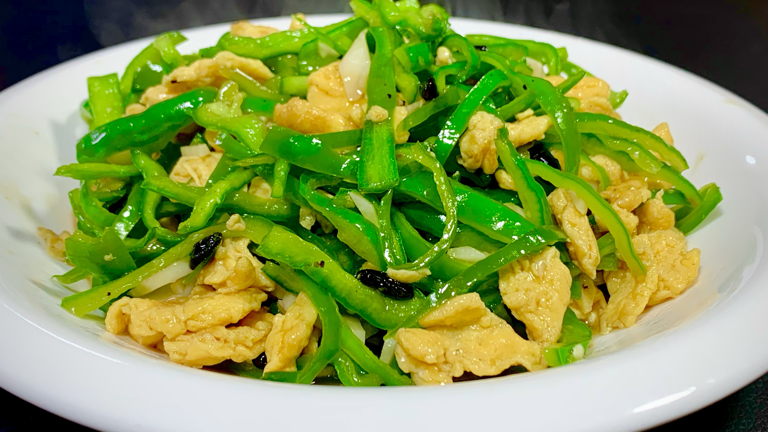 50岁总厨教我的青椒炒鸡蛋正确做法,你还别说味道还真的不一般