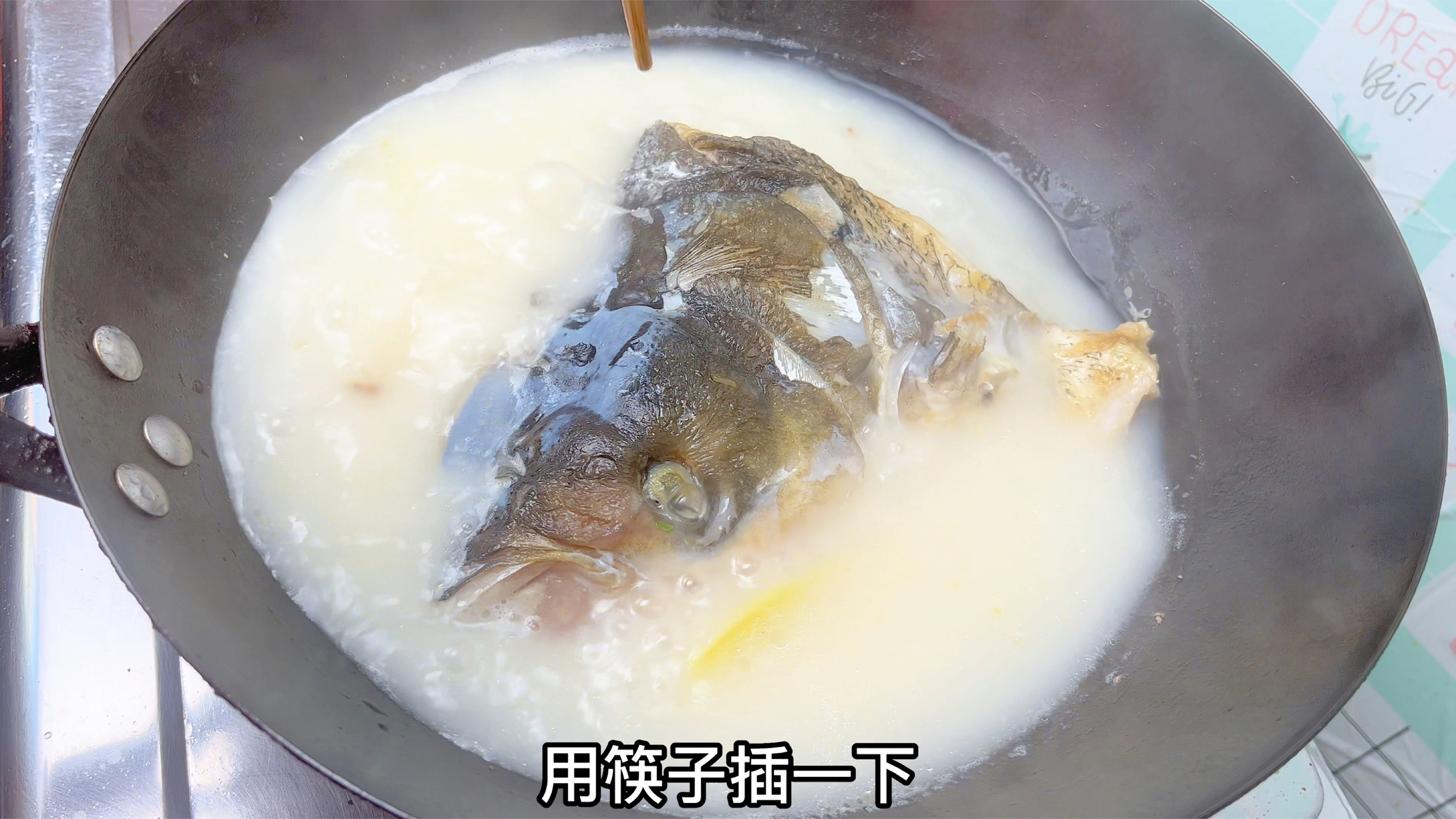 鱼头汤怎么做没有鱼骨？大厨教你广东特色做法，汤汁鲜甜没有细刺
