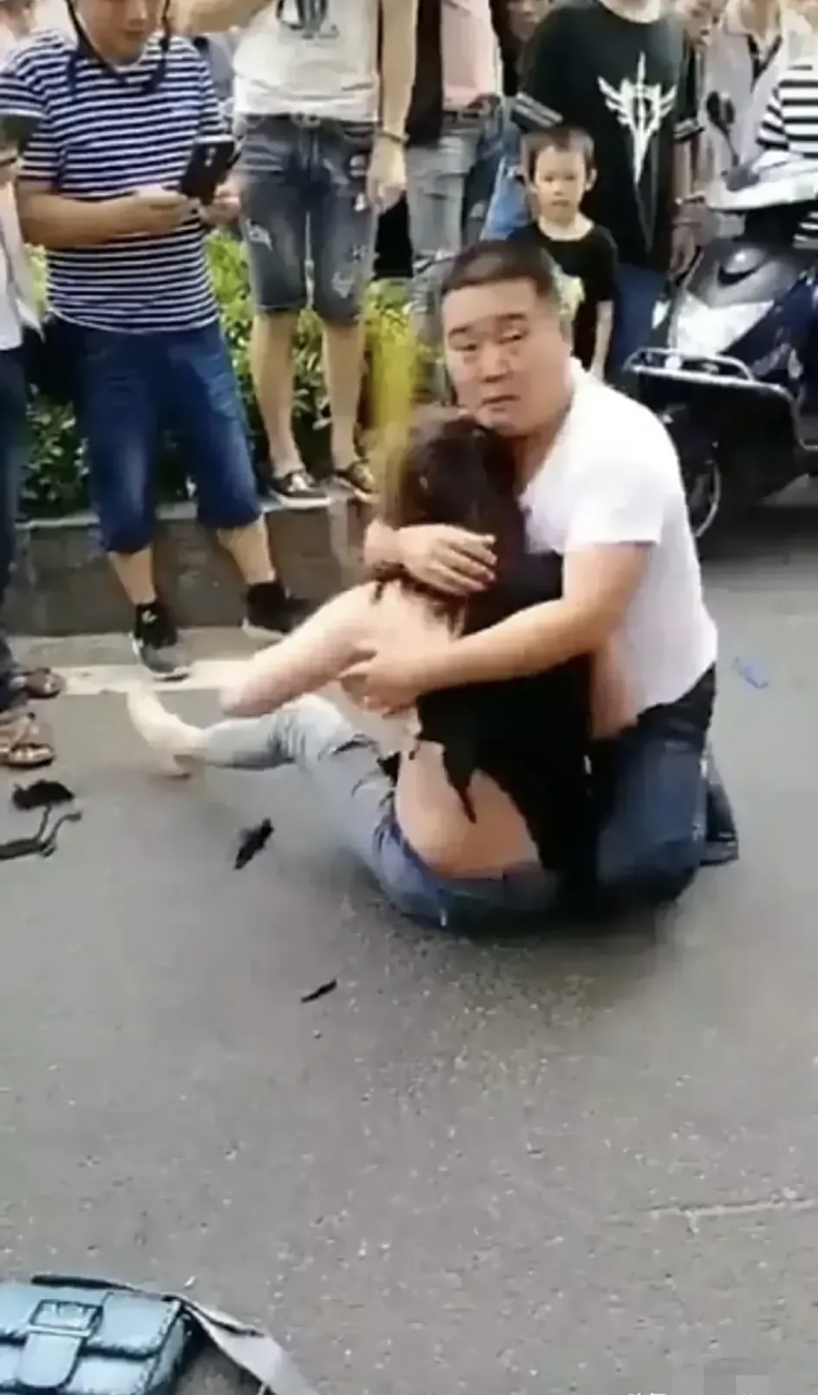 原配街头暴打小三儿,丈夫死死护住小女友!