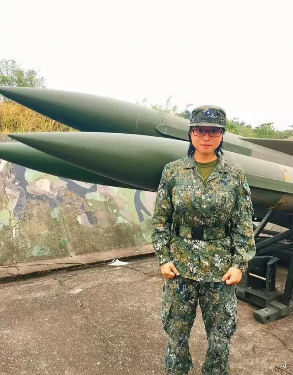 我国台湾导弹女兵和文职女兵