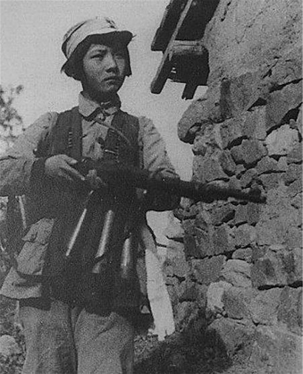 1939年,女八路肖影被捕后,在日军严刑拷打下,要撑不住了,突然一名伪军