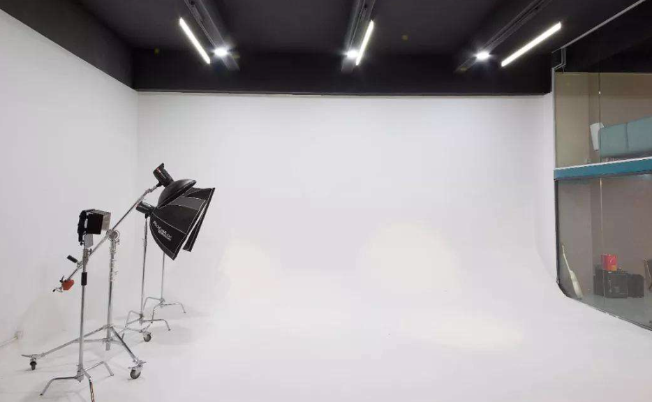 咱们在拍摄时不仅灯光很重要,场地的搭建也是很重要的,好的一个场景