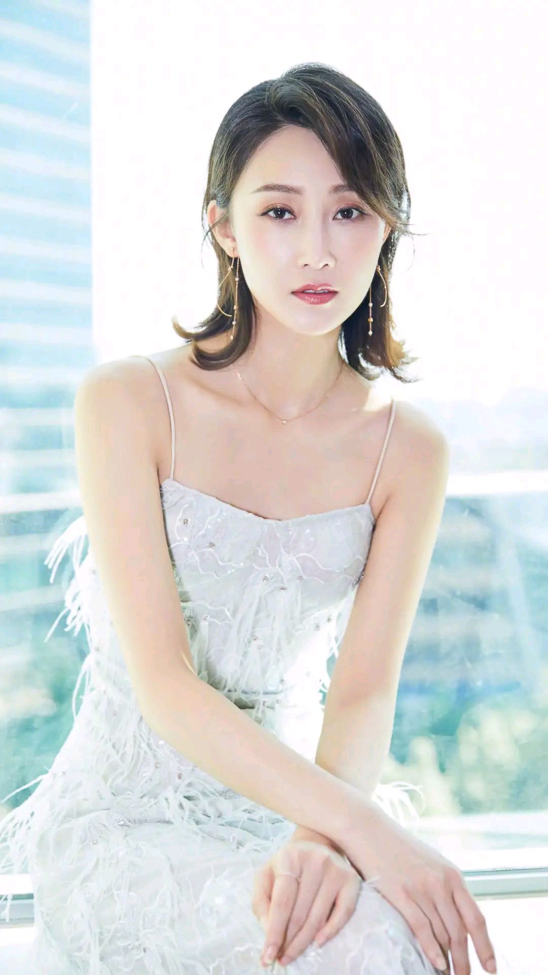 林鹏精美壁纸:优雅大方,性感轻熟