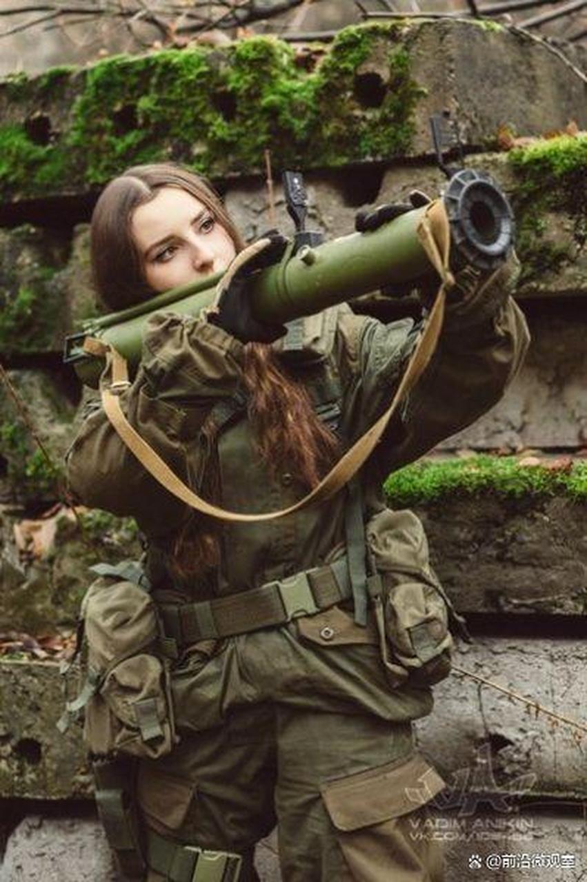 乌克兰这么漂亮的女兵都上战场了  乌克兰如今真的是兵力堪忧.