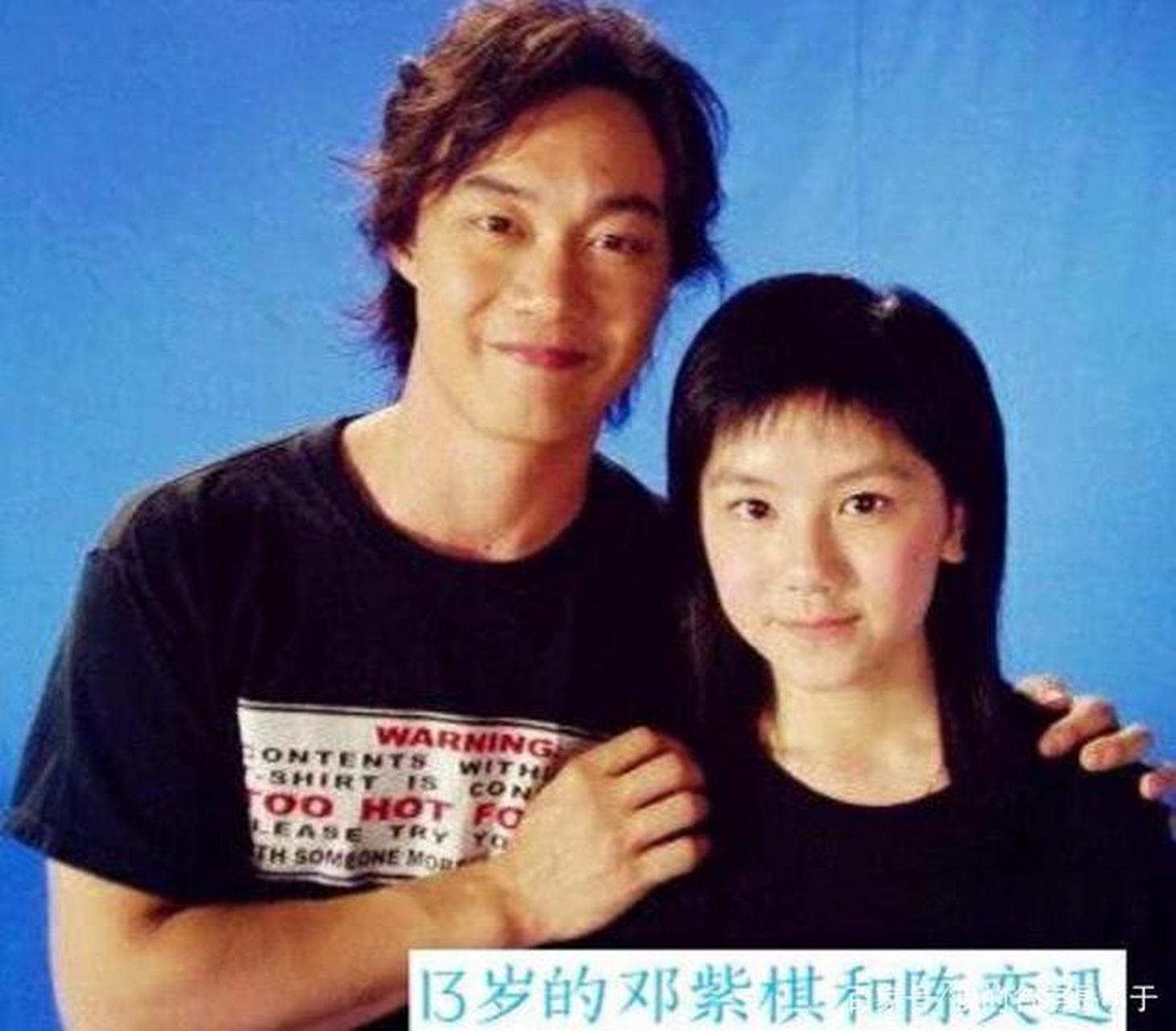 这张照片拍摄于2004年,13岁的邓紫棋和偶像陈奕迅一起拍广告时的合照.