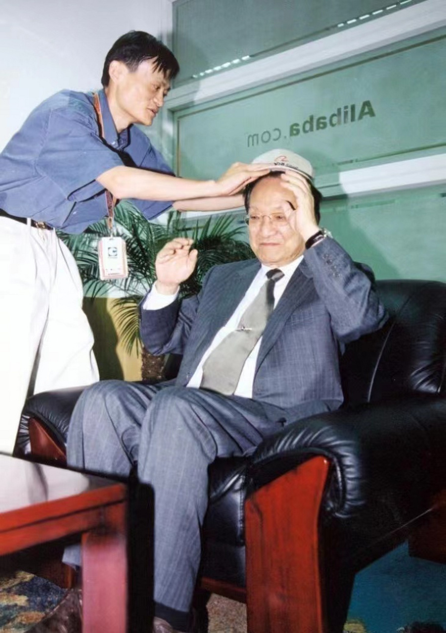 马云与金庸的合影,他们交情甚好,这个动作就能看出来两人私下的关系