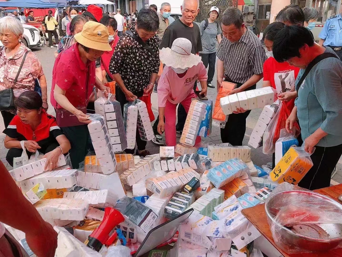 摆地摊卖纸巾一天也能赚千八百