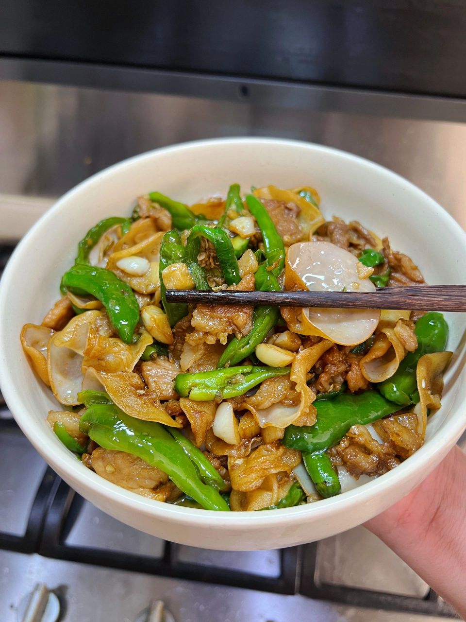 辣椒炒肉,放点白木耳真的绝了,炫了两碗米饭|||按这个做法和费大厨的