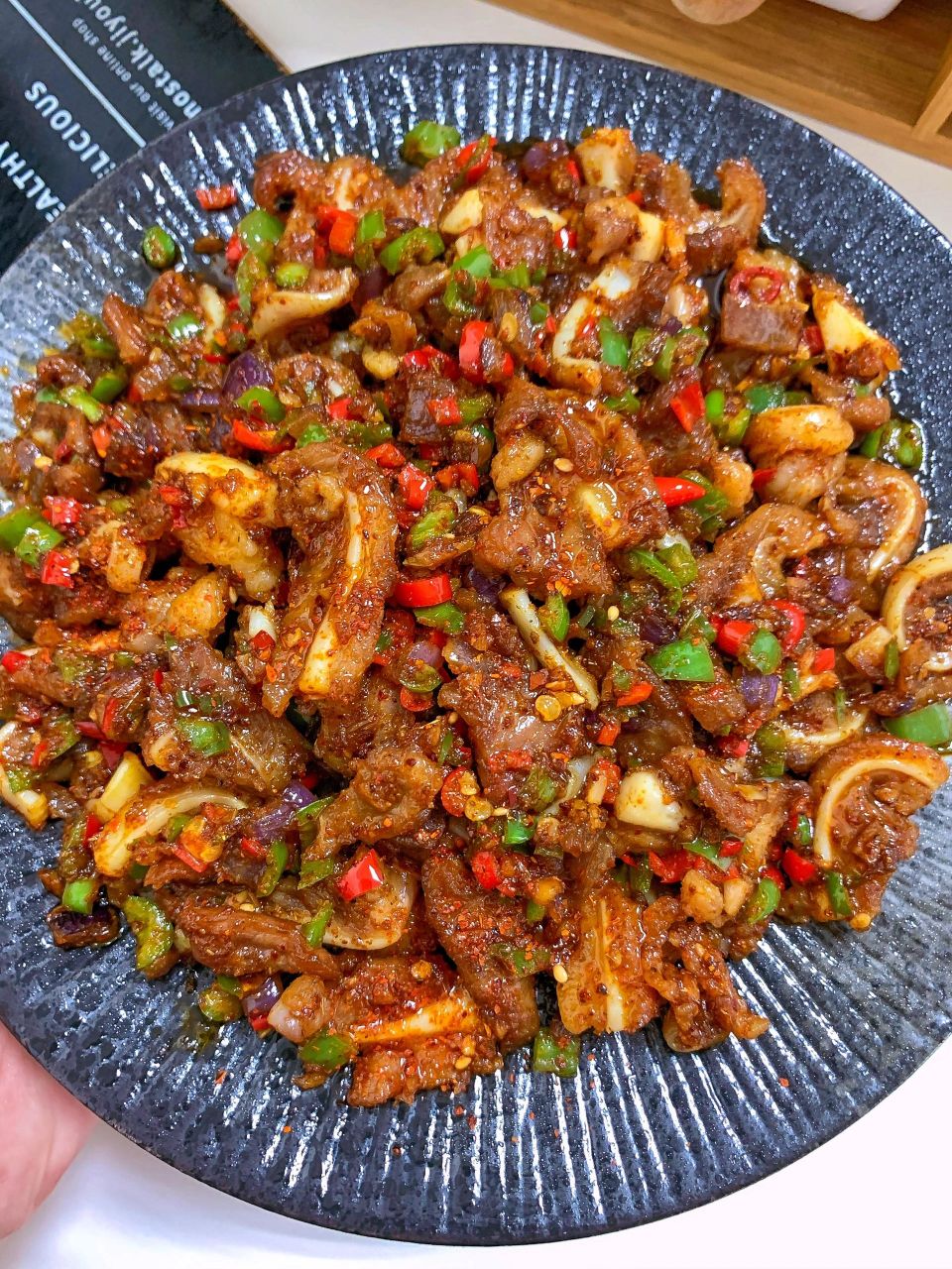 香辣孜然脆骨肉～ 这样做一点都不输烧烤店,香辣过瘾,直接抢着吃!