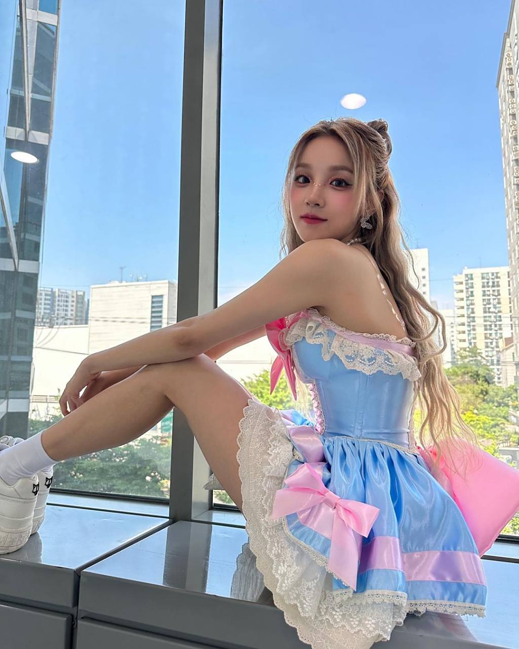 看起来非常娇小可爱啊 #明星动态# #明星穿搭# #宋雨琦