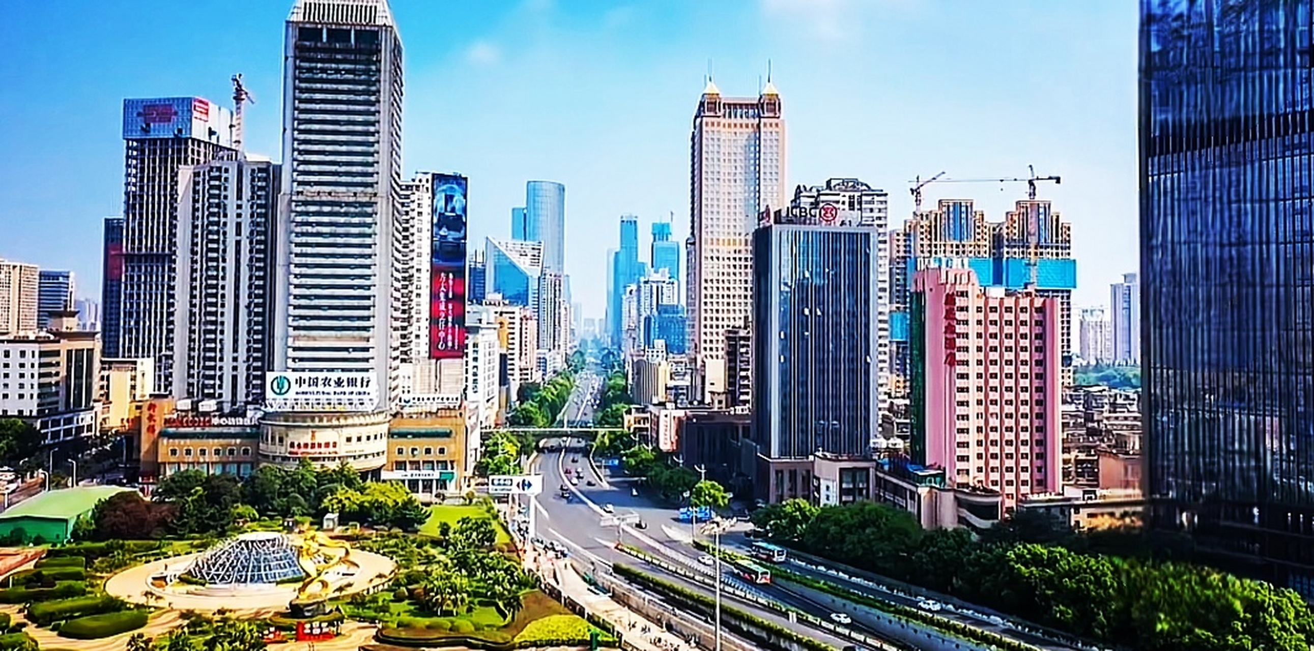 长沙湘江边上添加了一座湖南金融中心,再一次提高了城市的新面貌