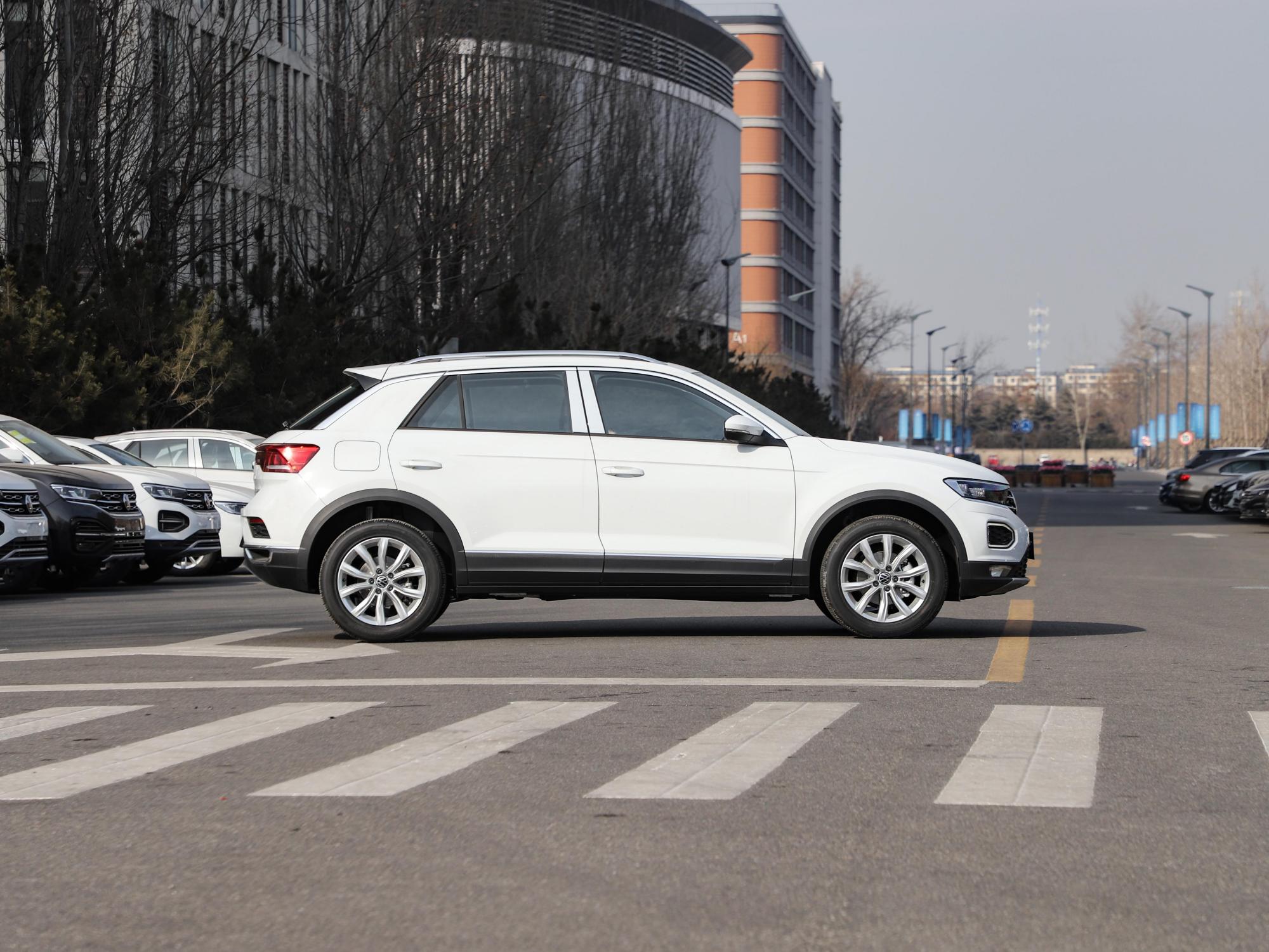 5.9l/100km,个性的小suv,家族设计语言,实拍t-roc探歌