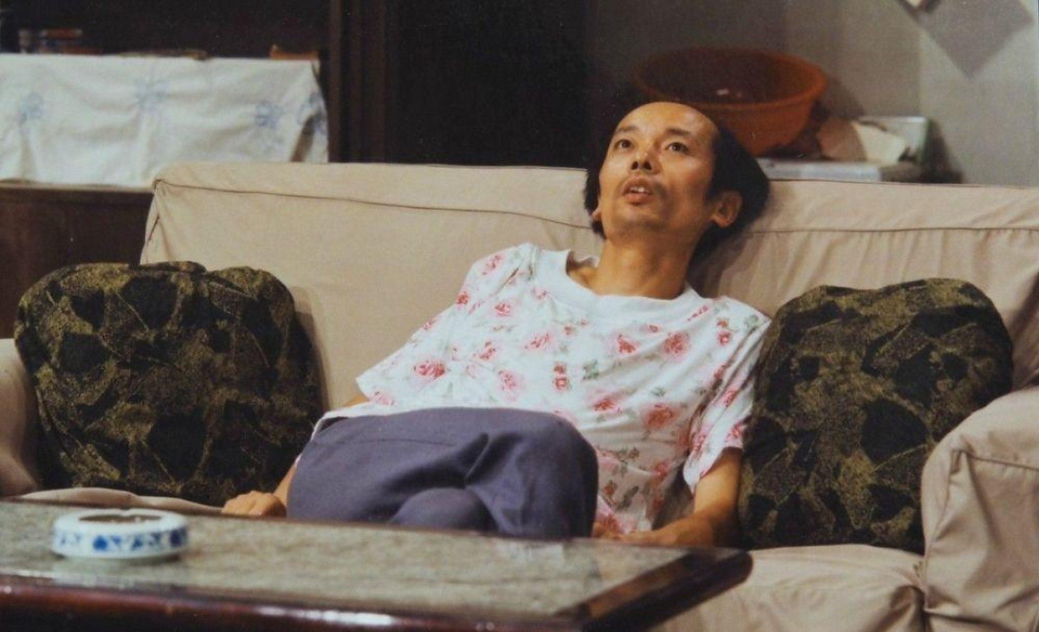 葛优躺源于电视剧《我爱我家》,因其独特的造型