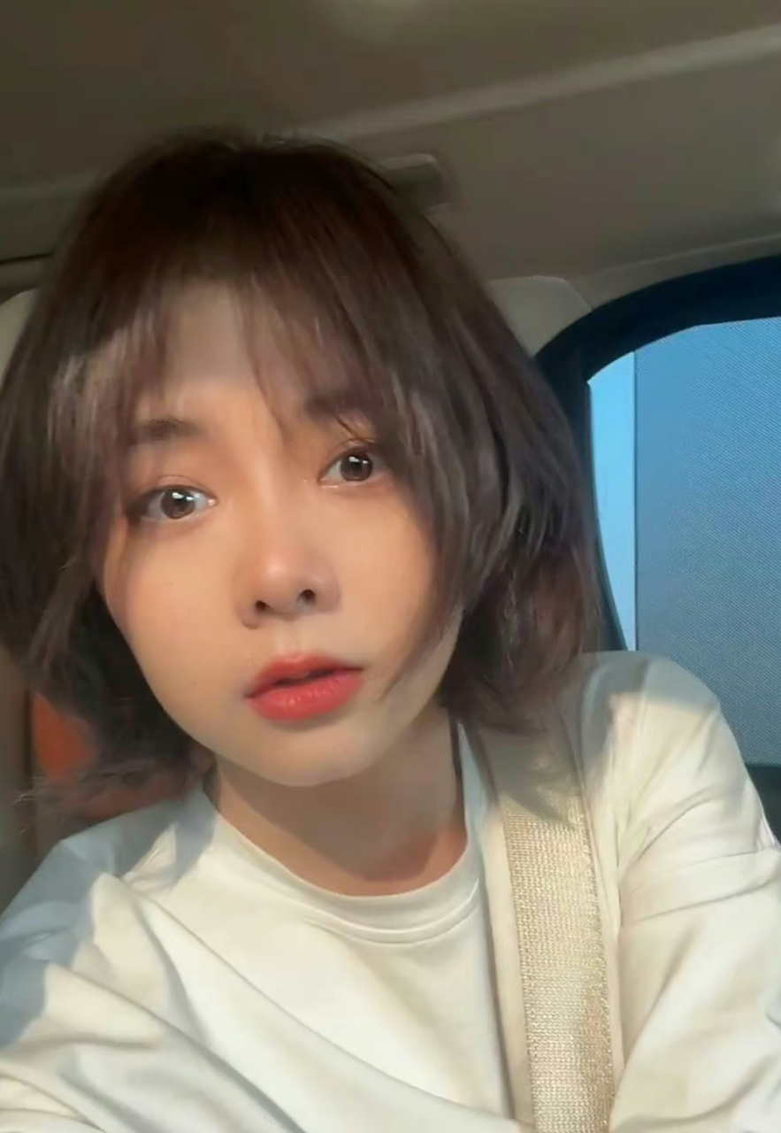 谭松韵开工美美自拍,三十多了皮肤质感还是那么水灵,脸上看起来自带