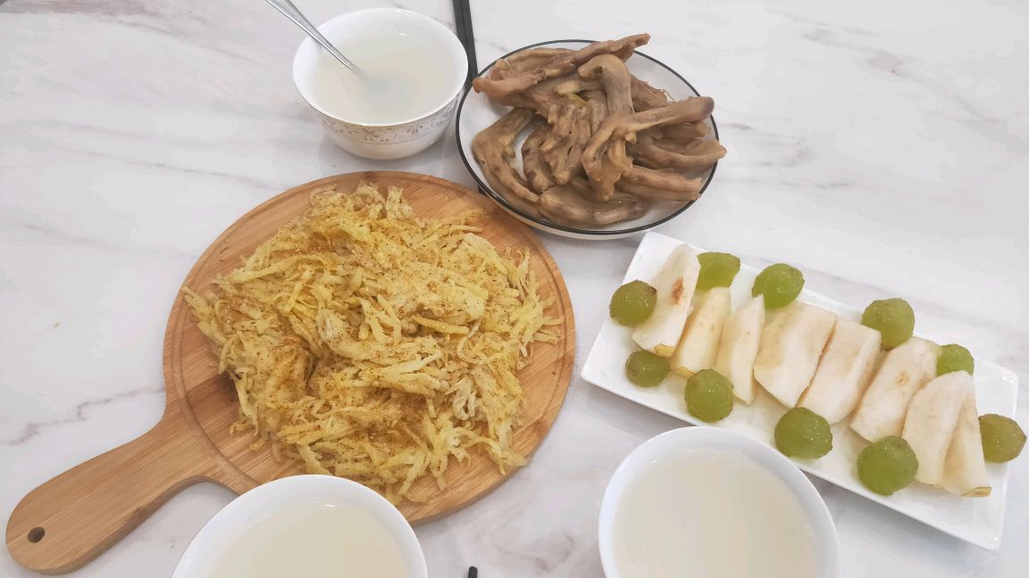 今天早餐做老公爱吃的烧烤味土豆丝饼,女儿爱吃的卤鸭爪,完美