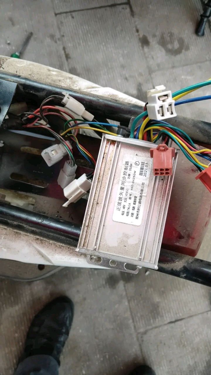 更换一个新的控制器要120元,在网上查了一下,网上买控制器29元钱一个.