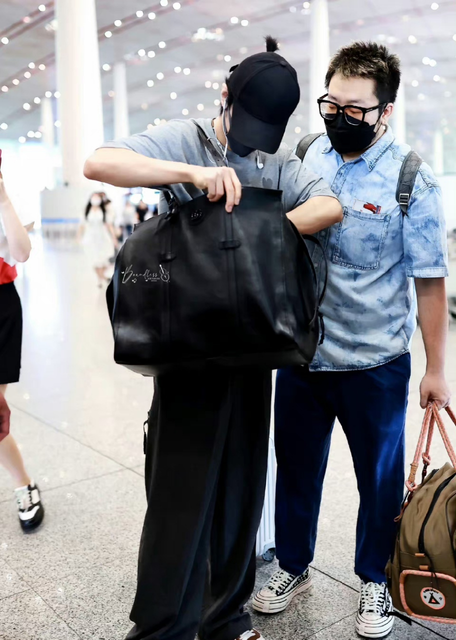 肖战今日出发香港机场图来啦!