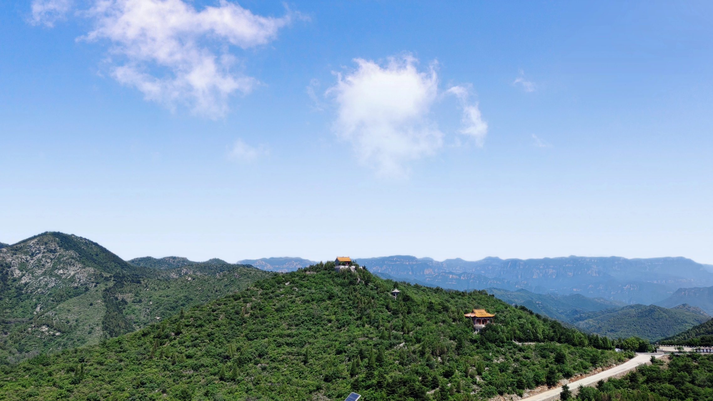 林州柏尖山风景,今天是第三次来柏尖山,终于赶上一个好天气,上次来是