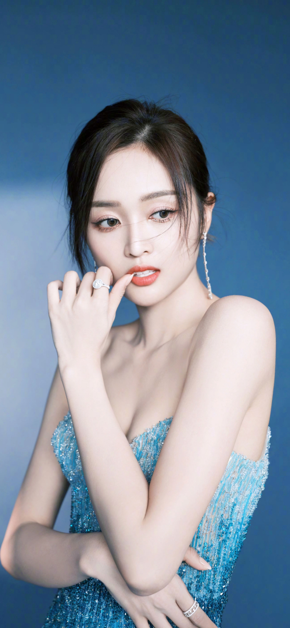吴宣仪,一位充满魅力的新一代女艺人,以她独特的气质和优雅的举止赢得