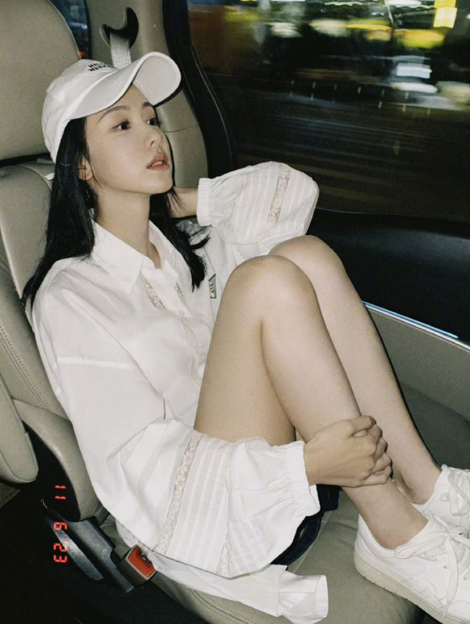 陈都灵坐车回酒店休息,在路上就抑制不住的开心,直接对着助理镜头开始