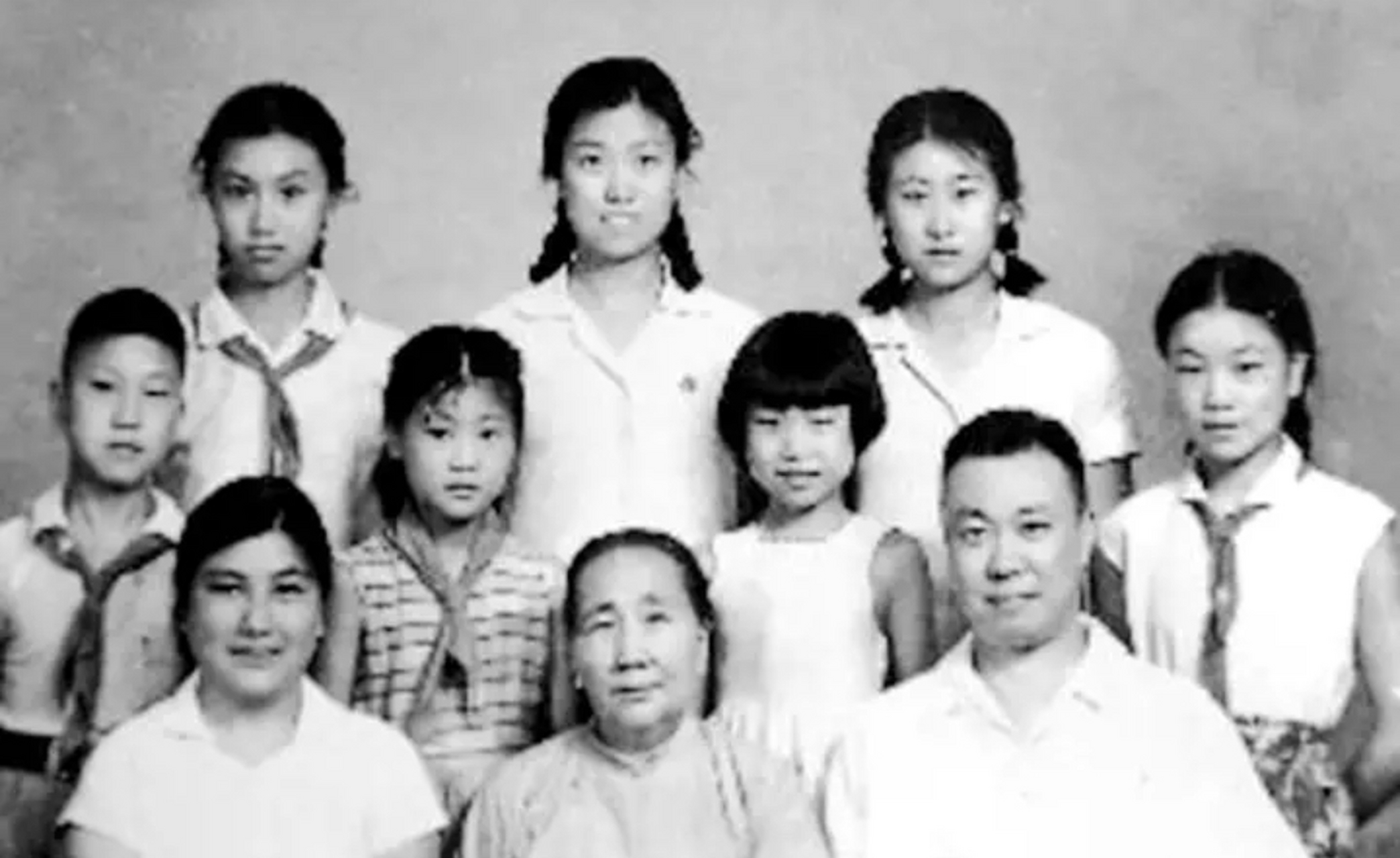 60年代,一名解放军首长的全家福,他的名字叫孙克骥,时任总参警备部副