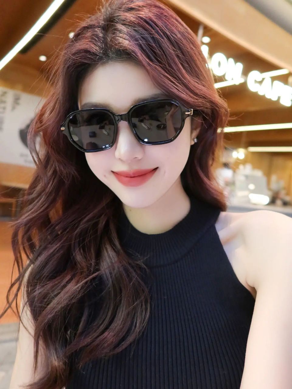 带上墨镜假装女明星的一天