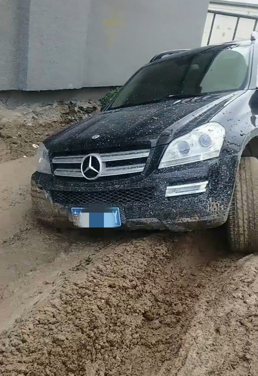 农村的土路可不像城里的柏油路那样好走,这不把大