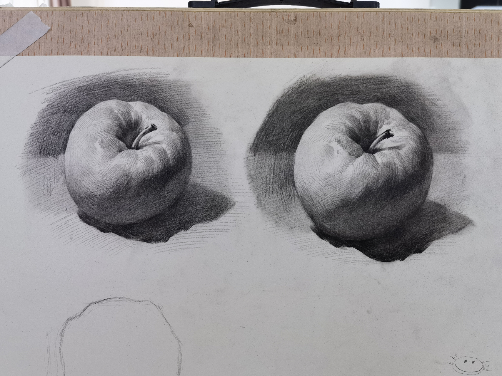 你能看的出哪张是老师改过的苹果吗?#美术生# #画画# #素描