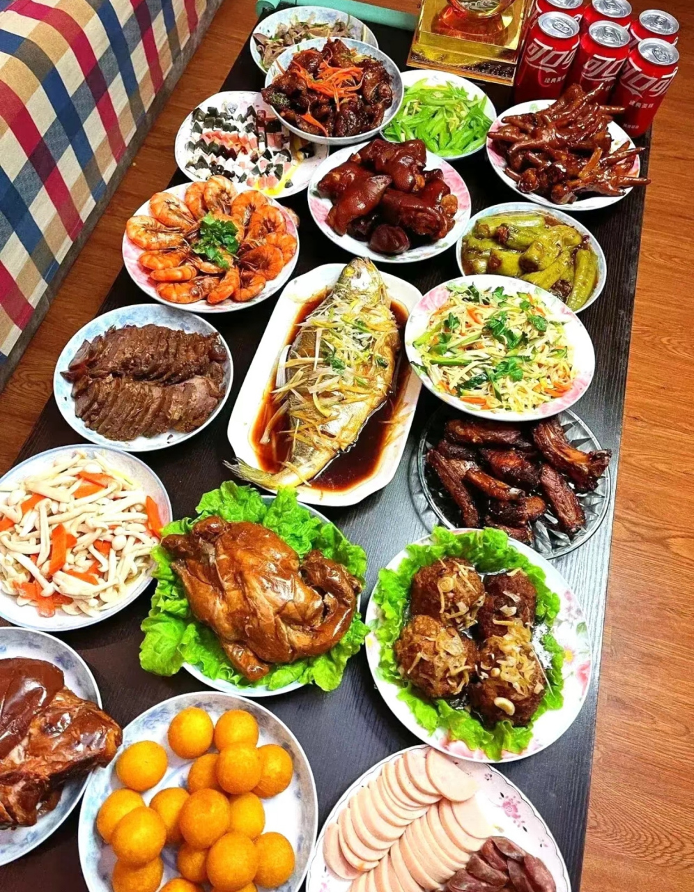 一桌丰盛的家宴被茶几毁了,难道缺桌子吗