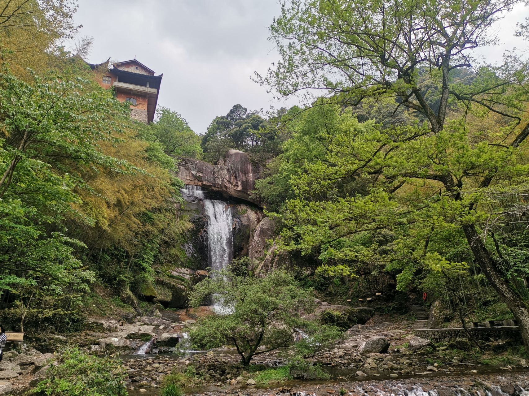 游天台山石梁飞瀑景区,在瀑布下独坐,耳边只有如雷的轰鸣声,山涧水一