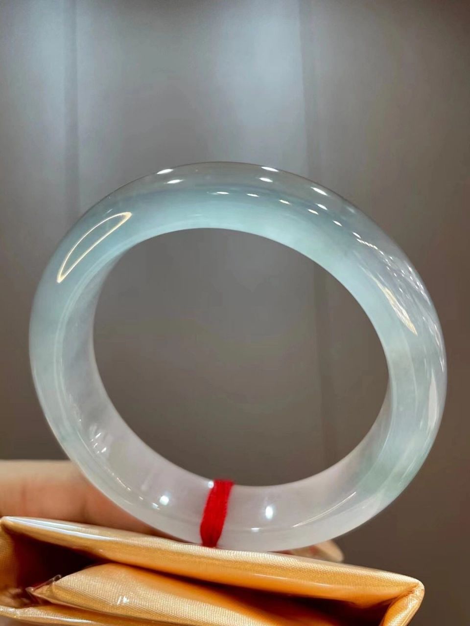 高冰种翡翠手镯冰冰透透,胶胶嫩嫩肉质细腻上手超温柔 天然翡翠手镯