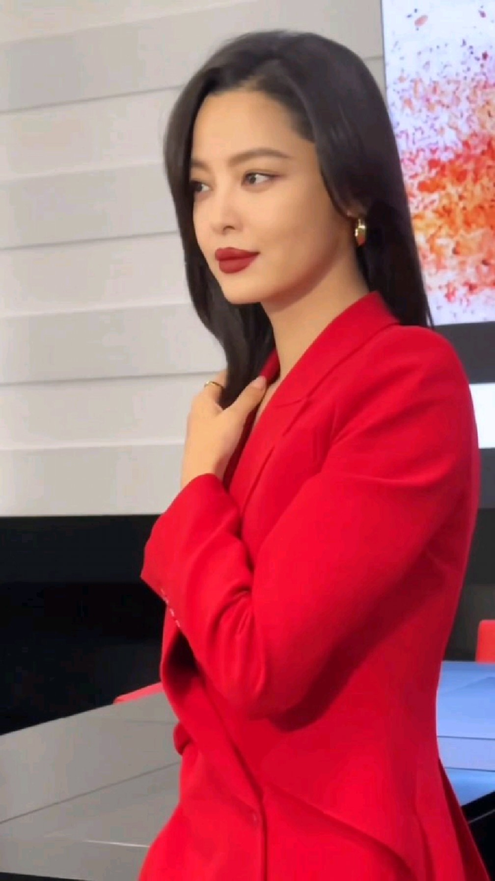 辛芷蕾红西装造型气质十足