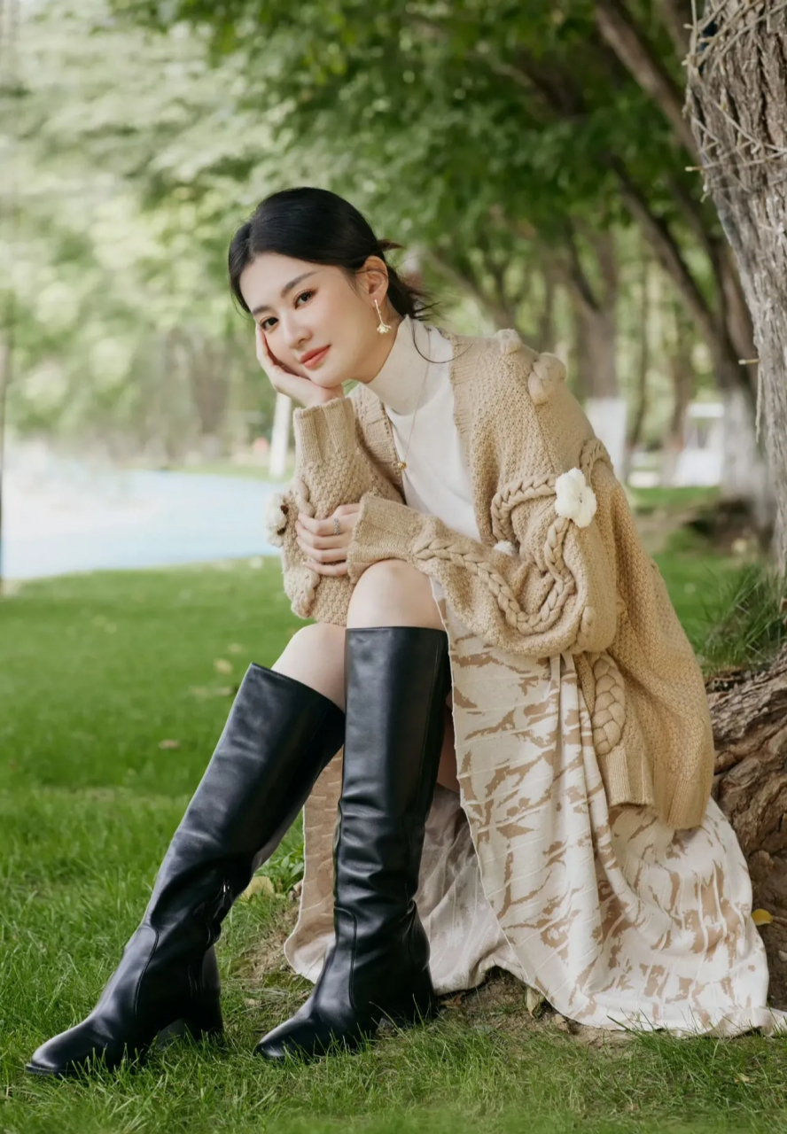 欣欣好有气质,穿着得体,漂亮迷人,就像邻家姑娘一样,甜甜的,俊俏姑娘