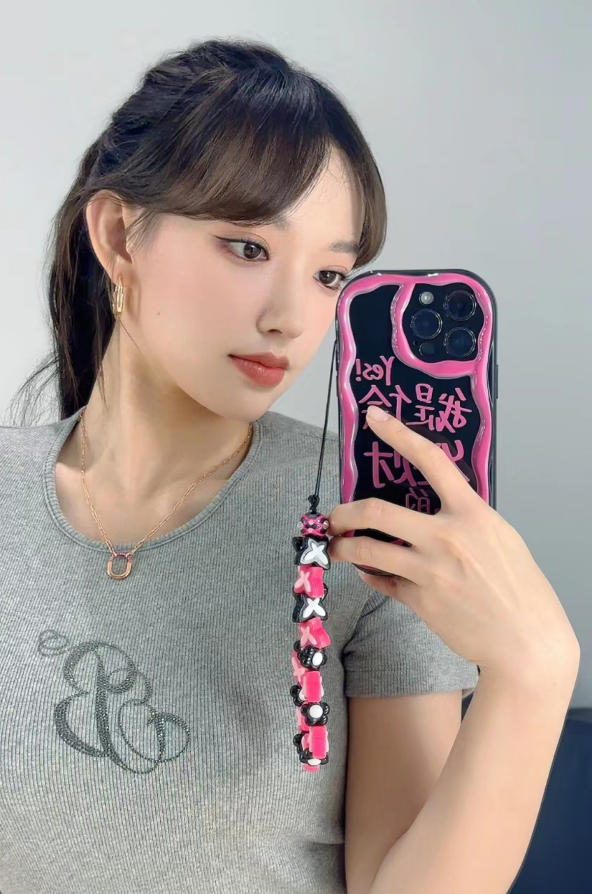 程潇晒周末自拍洋气十足,看似简单的打扮,实际上细节都很精致,耳环