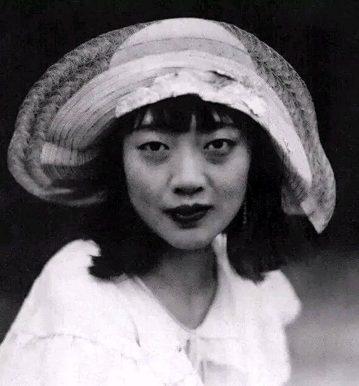 老照片   婉容皇后  眼神中没了少女时期的晶莹剔透,更多的是迷离和