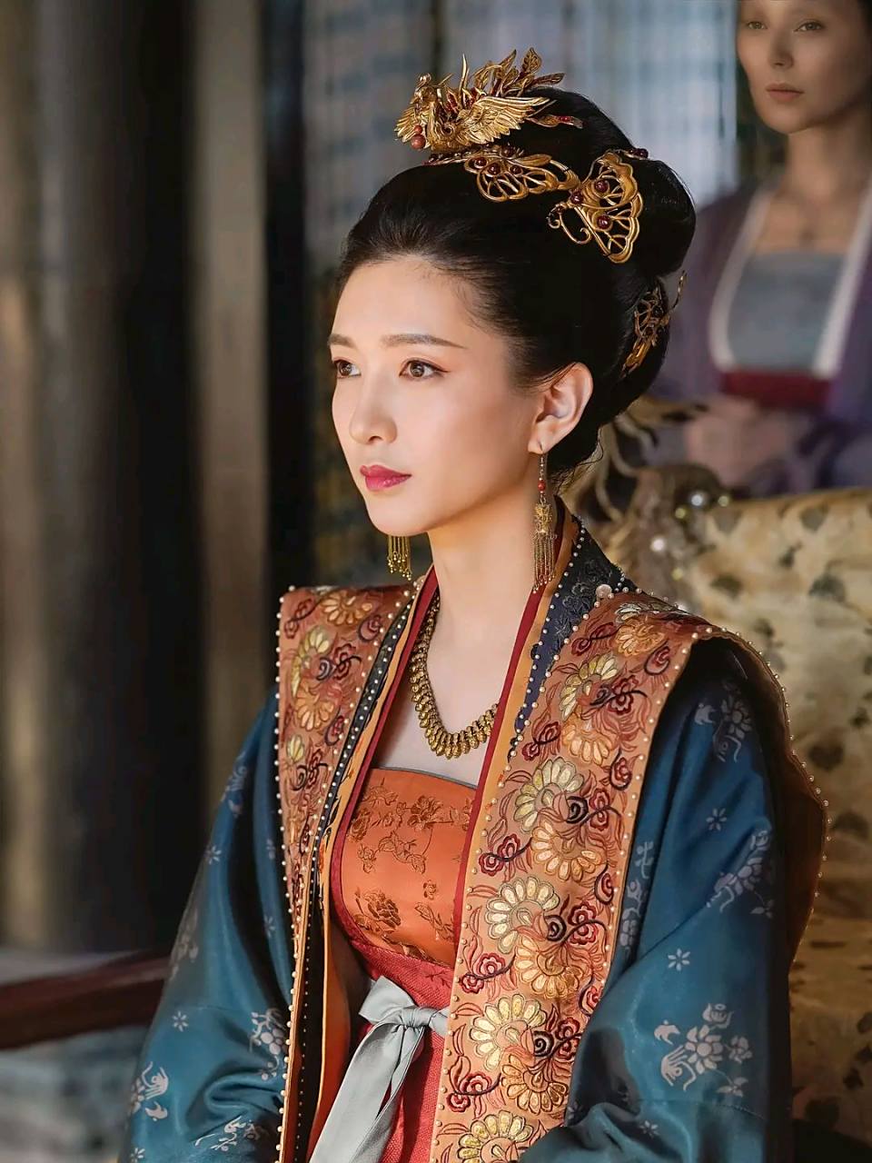 《清平乐》皇后曹丹姝头饰装扮欣赏,服装的材质也很有