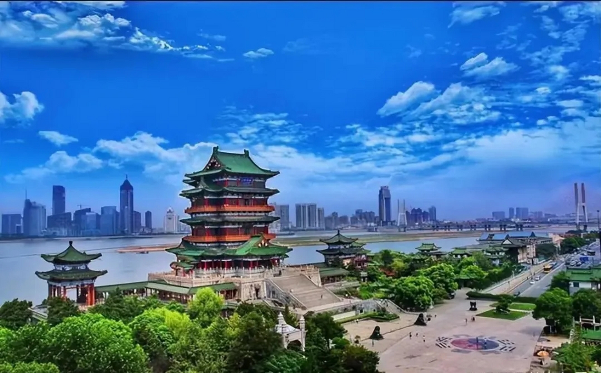 南昌是江西的省会城市,这里有很多著名的景点,比如江南三大名楼之一的