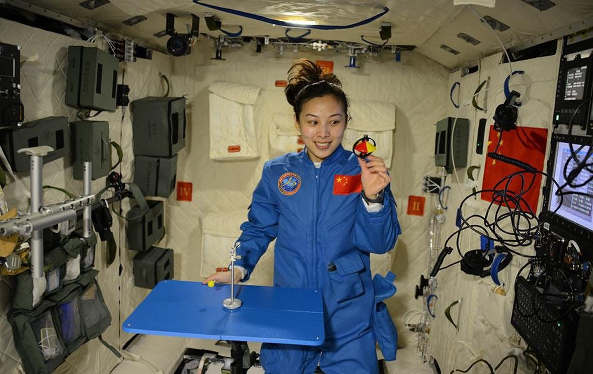 2013年6月20日上午10点,神舟十号女航天员王亚平在天宫一号开展基础