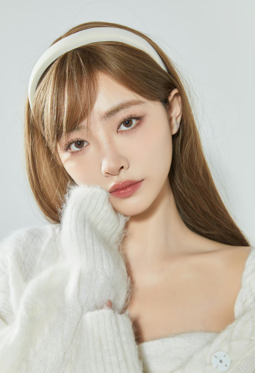 许佳琪# 白色唯美穿搭,小可爱外搭白色毛衣,甜美可人 676767